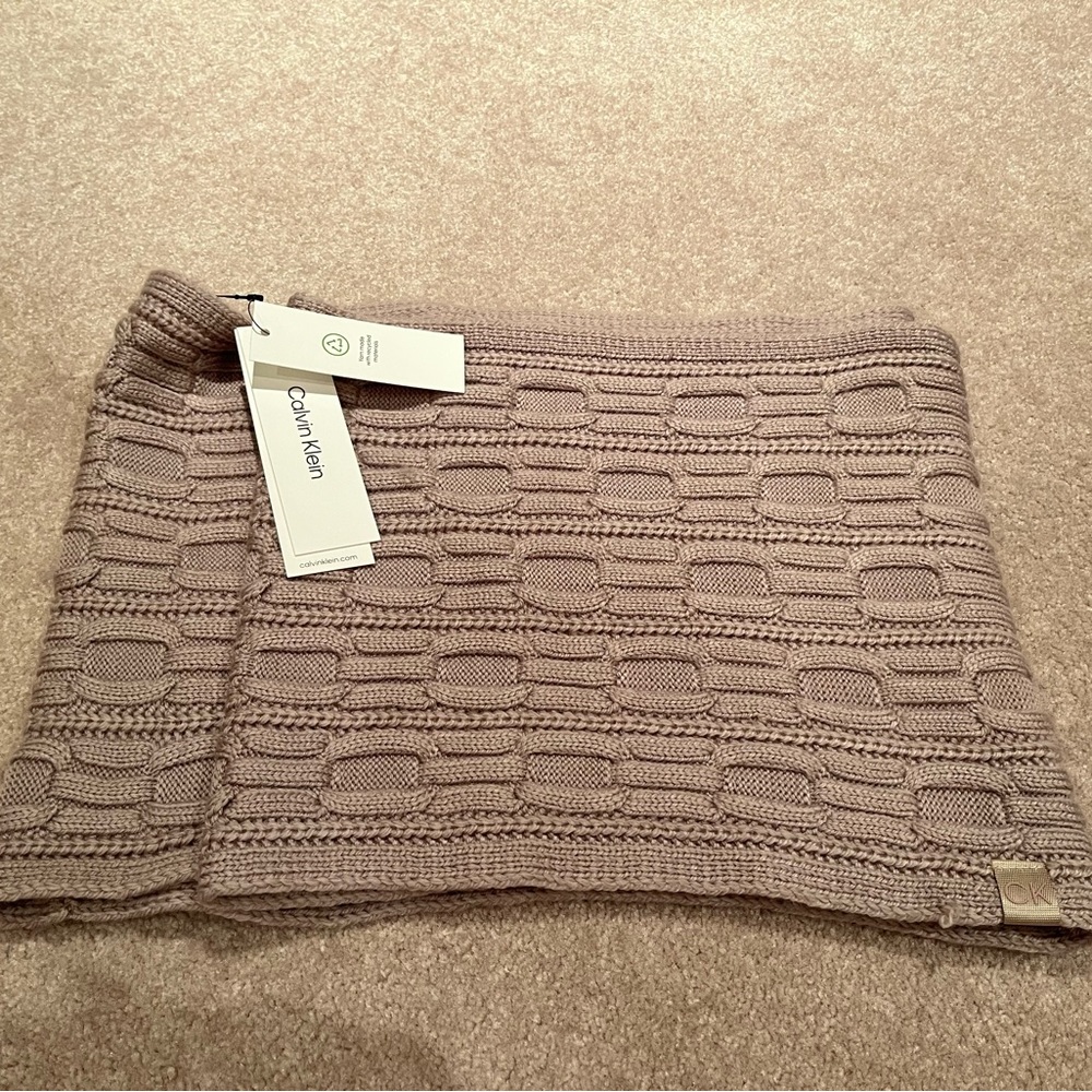 Brand new Calvin Klein Women’s Chain Cable Knit Loop Infinity Scarf